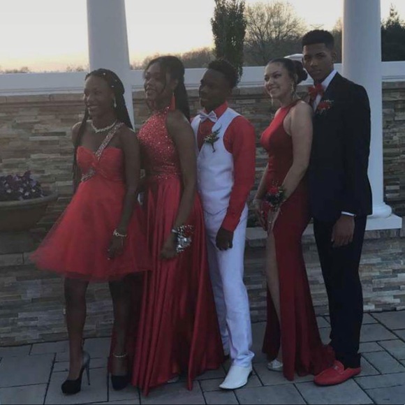 Over the shoulder, short prom dress - Picture 3 of 4